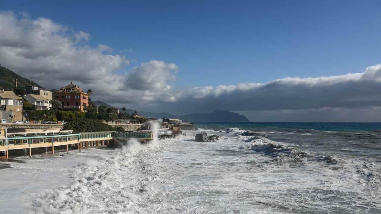 Meteo: domani maltempo, piogge e mareggiate. Allerta al centrosud