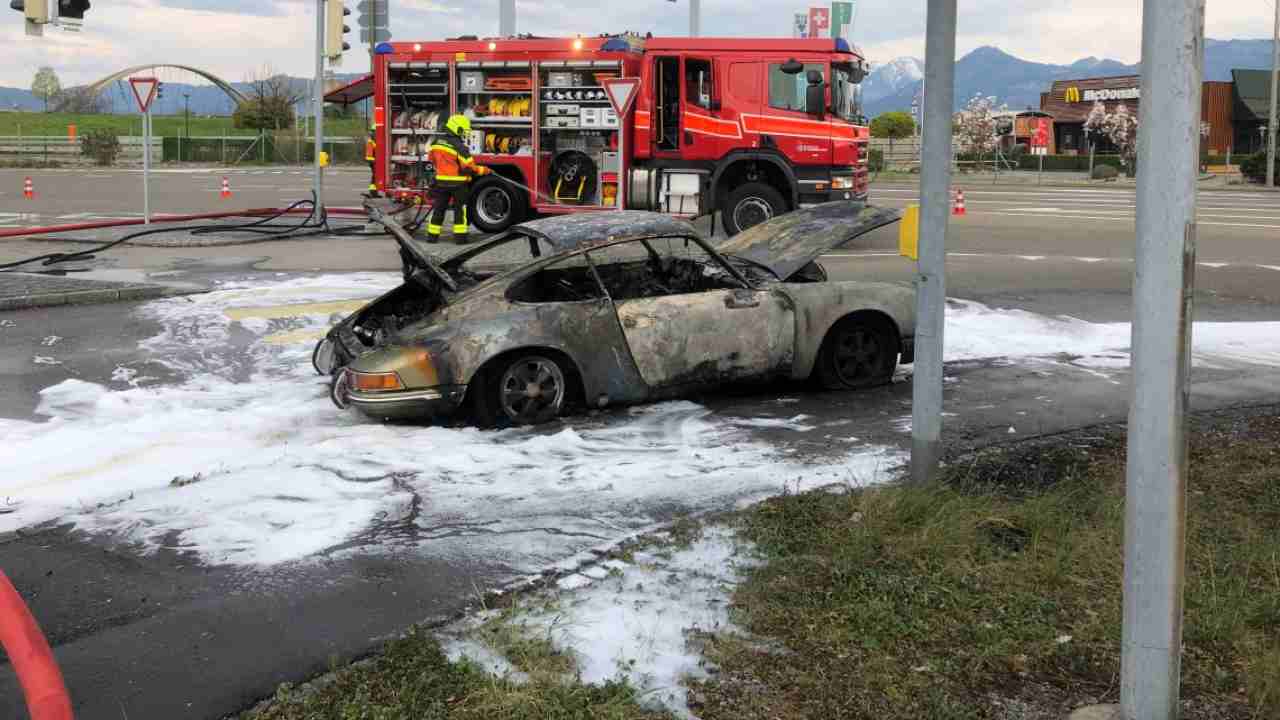 Brescia: il marito la lascia, lei dà fuoco alla sua Porsche