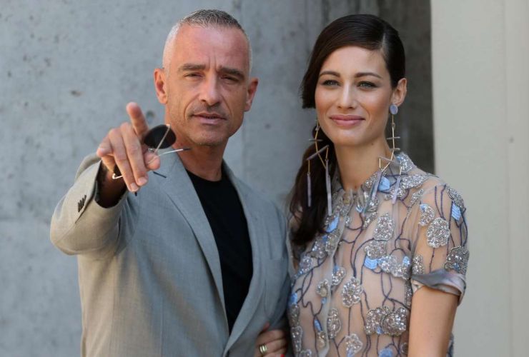 Eros Ramazzotti abbraccia la donna della sua vita - Solonotizie24