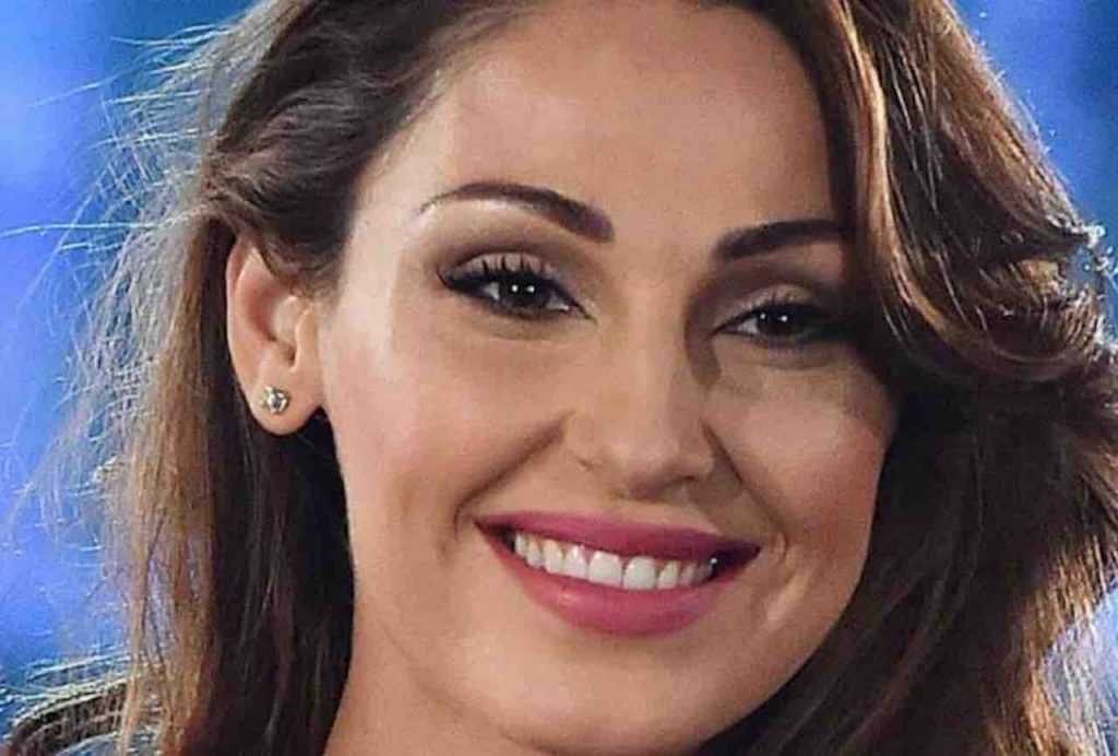 Anna Tatangelo cambia nuovamente look: la cantante è esplosiva