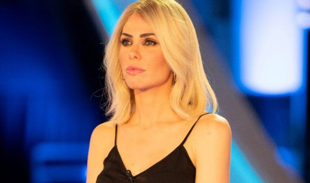 Ilary Blasi risveglio senza veli | La moglie di Totti sempre più esplosiva e provocante