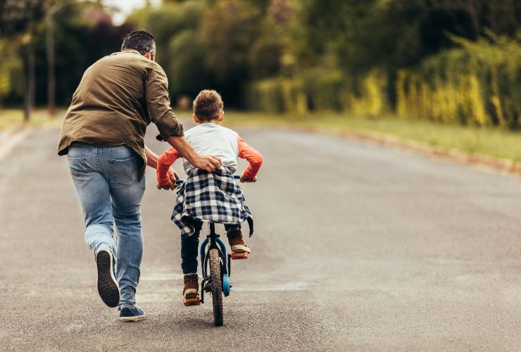 Padre e figlio giocano-Buone abitudini-SoloNotizie24.it