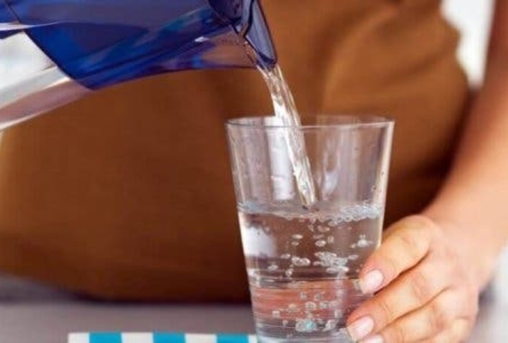 Quanta acqua bere per una pelle sana-SoloNotizie24.it