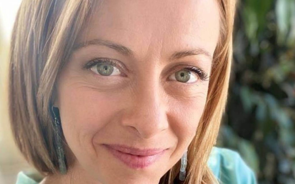 Giorgia Meloni con le stampelle | Ecco cos’è successo alla politica