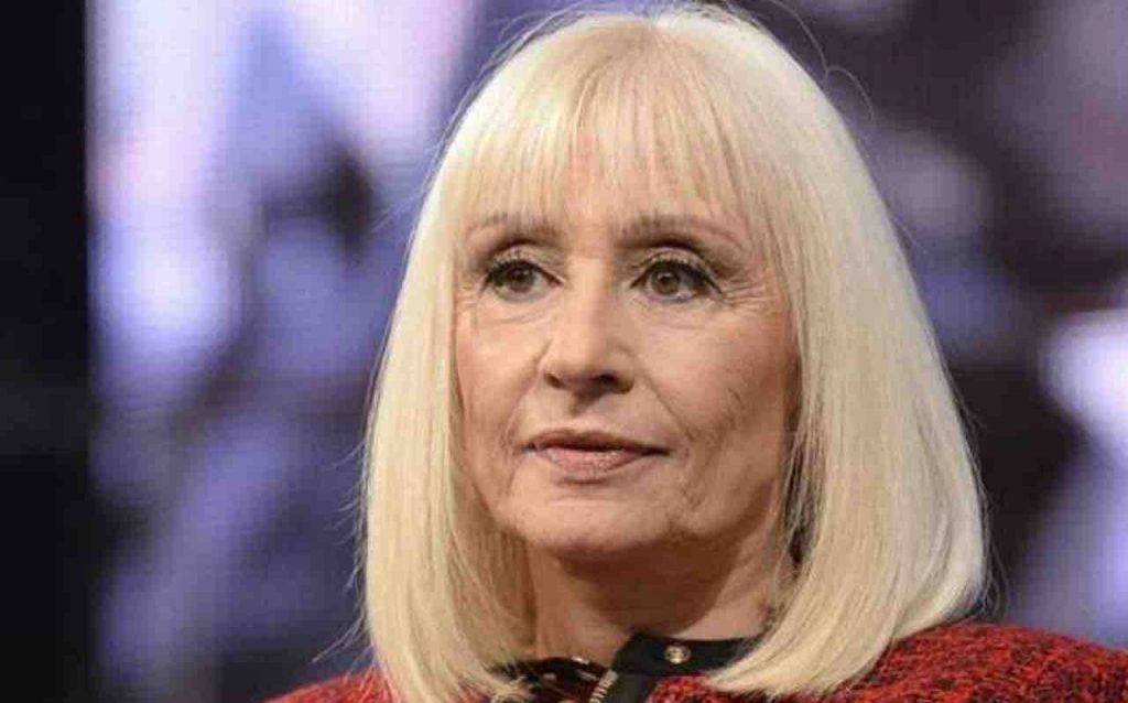 Raffaella Carrà confessione shock sul caschetto biondo | La verità