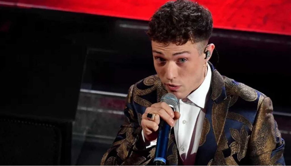 Sanremo a rischio per Irama, l’ex di Amici in bilico: “Si attende l’esito”