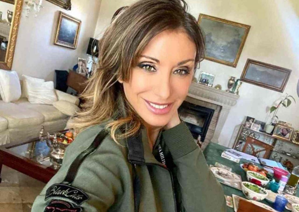 Sabrina Salerno il tempo si è fermato: pantaloncini di jeans e canotta di pizzo, pazzesca