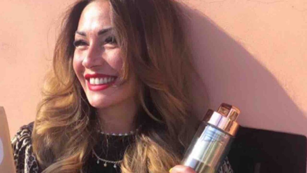 Ida Platano, minigonna inguinale e stivaloni: la dama di Uomini e Donne mai vista così VIDEO