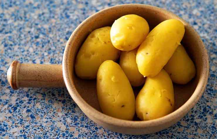 pelare le patate con le mani