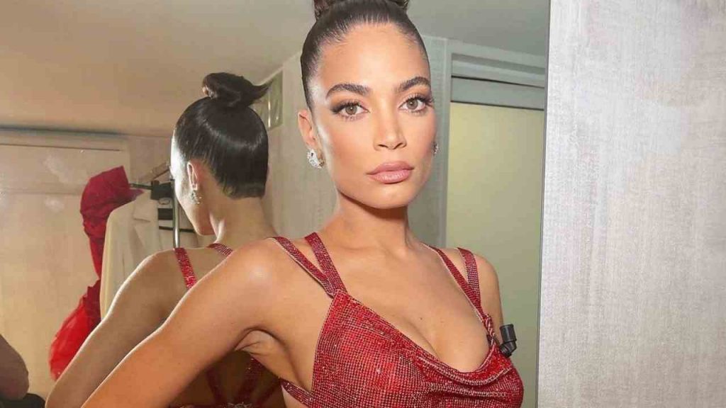 Elodie fa esplodere Instagram, tutina nera aderente e stivaloni, curve esplosive | Video