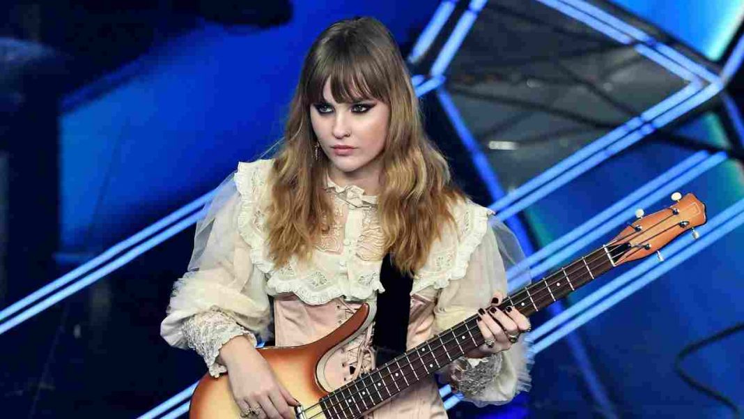 Victoria De Angelis foto sexy a letto: calze a rete e sensualità, la cantante è una bomba