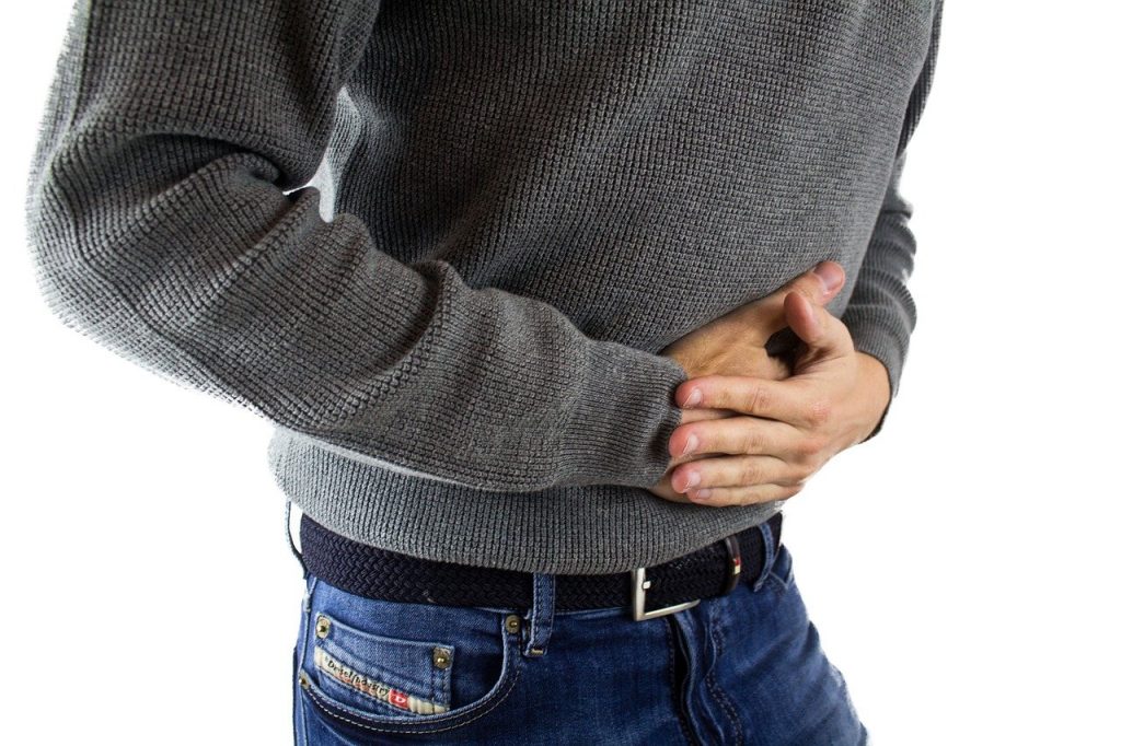 Pancia gonfia e flatulenza: cause, rimedi e cosa mangiare