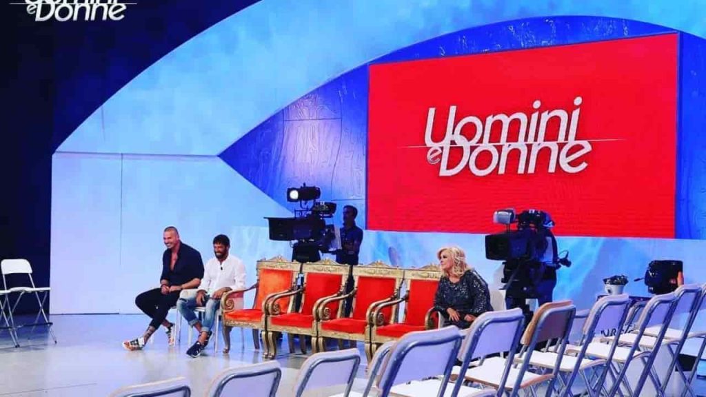 Ex tronista torna single, storia d’amore finita: un addio tormentato