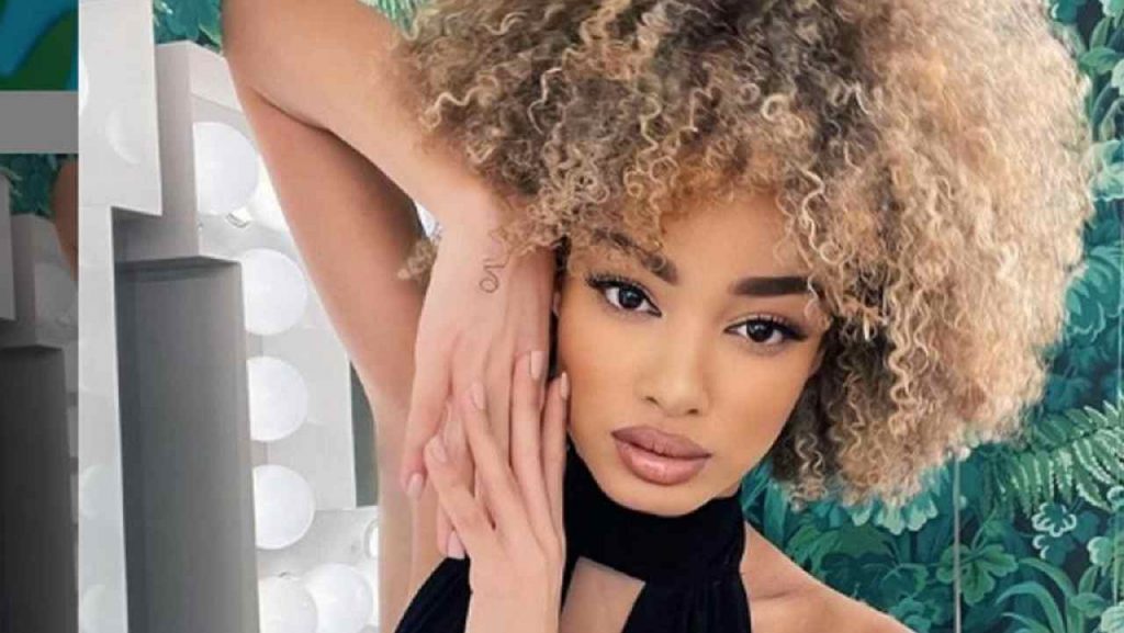 Striscia La Notizia, la velina Mikaela con capelli lunghi e lisci: irriconoscibile