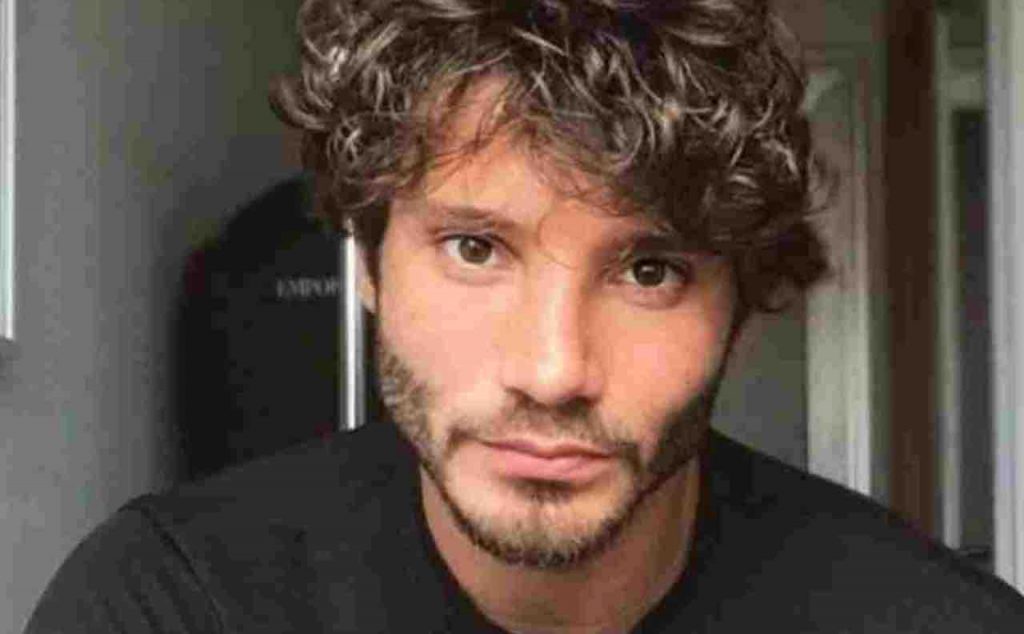 Stefano de Martino, video in barca insieme a lei: chi è la ragazza misteriosa tutta curve?