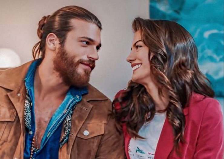 Can Yaman Demet lontani - Solonotizie24