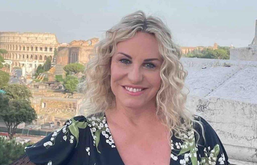 Antonella Clerici bellissima, capelli al vento, sorriso felice | Le vacanze della conduttrice