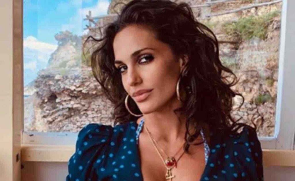 Elena D’Amario pubblica una foto di sua mamma da giovane: due gocce d’acqua