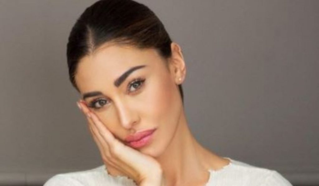 Belen, la mamma Veronica pubblica una foto: sono due gocce d’acqua | Come si è mostrata