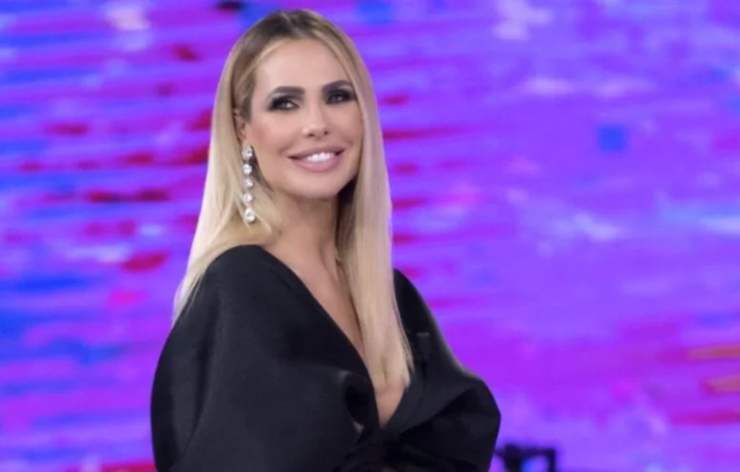 Ilary Blasi scompiglio in spiaggia - Solonotizie24