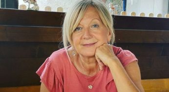 Lei è la mamma di una famosissima attrice | La somiglianza tra le due donne è strabiliante | Foto
