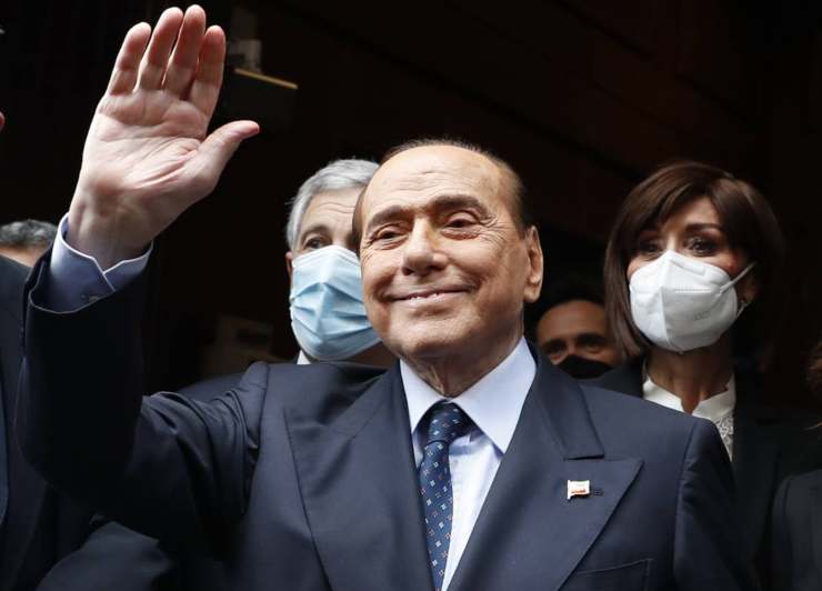 Silvio Berlusconi sollevamento - Solonotizie24