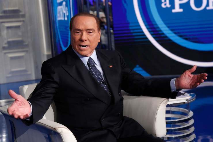 Silvio Berlusconi sollevamento - Solonotizie24