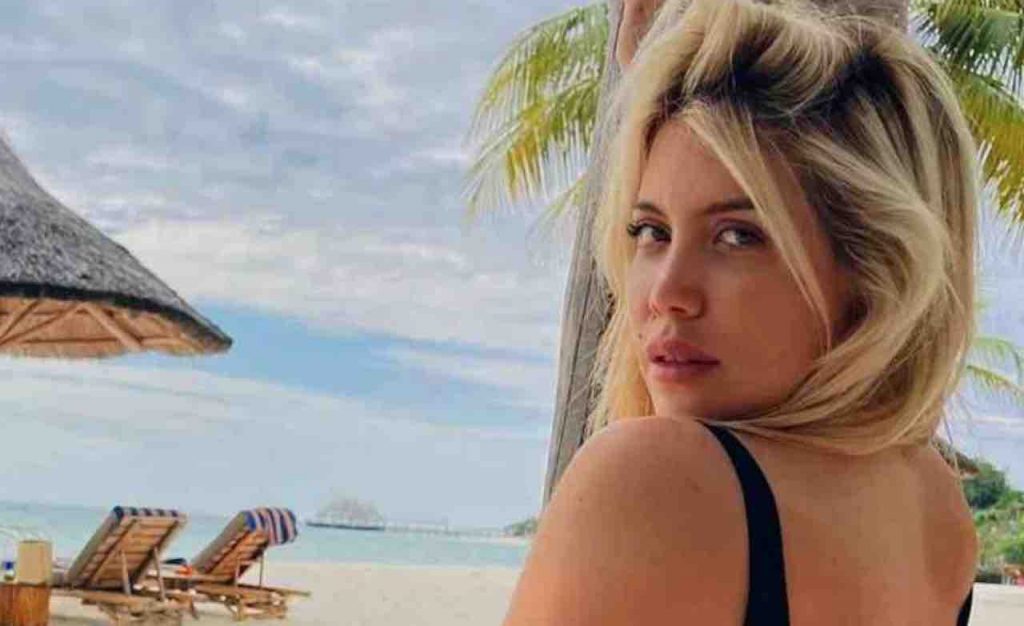 Wanda Nara hot a bordo piscina, costume attillato, fisico da urlo | La foto che ha infiammato il web