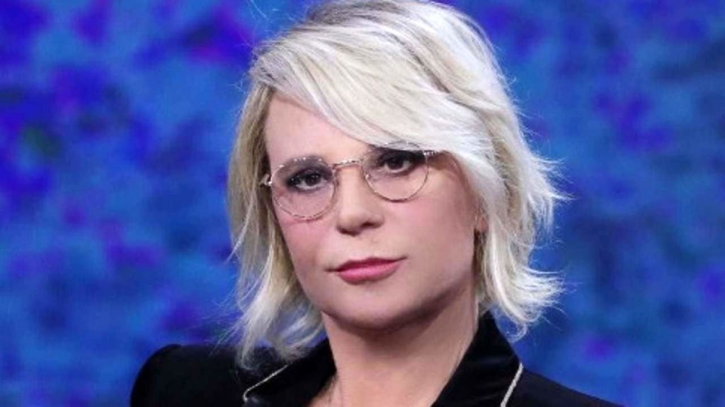 Maria De Filippi capelli lunghi e neri, la conduttrice irriconoscibile ...