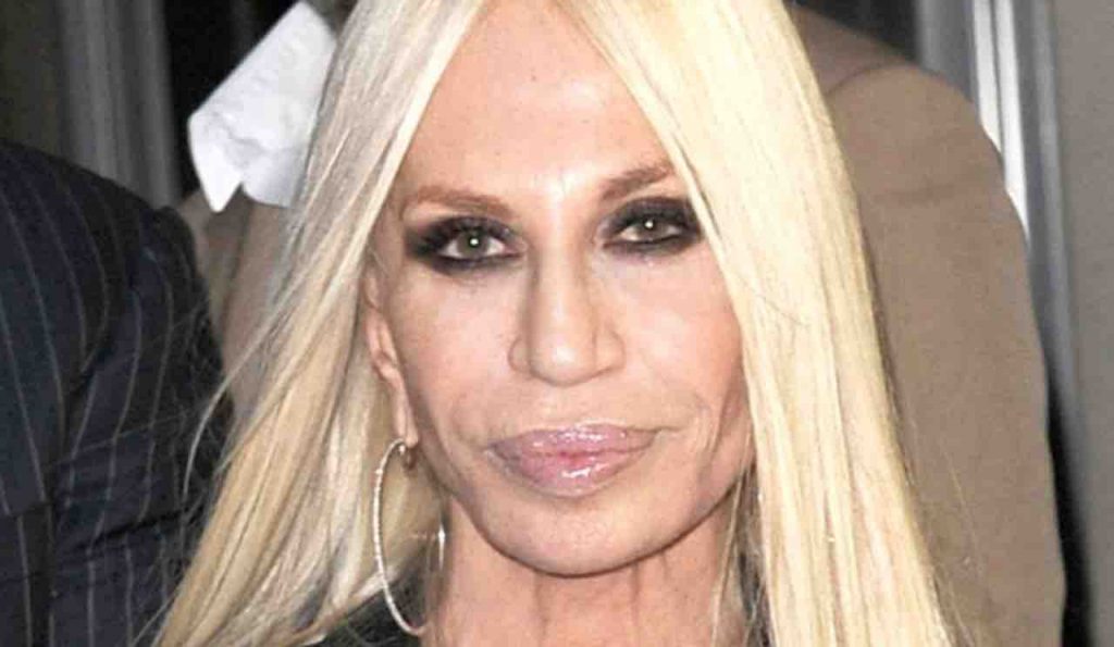 Donatella Versace outfit pazzesco: ecco come si è mostrata la stilista
