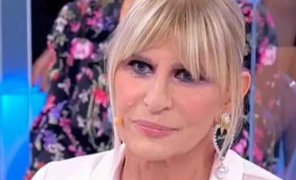 Uomini e Donne Gemma Galgani, cosa c’è scritto sul suo orecchino: messaggio in codice
