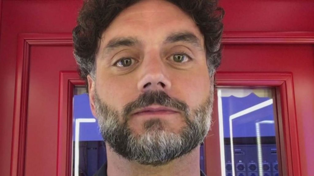 Gf Vip, spunta foto dal passato di Barù: capelli lunghi e senza barba, irriconoscibile