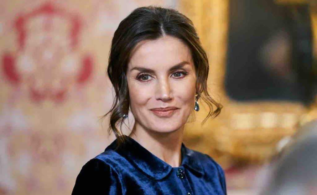 Letizia di Spagna top aderente e stivali rossi: il look pazzesco della Reale