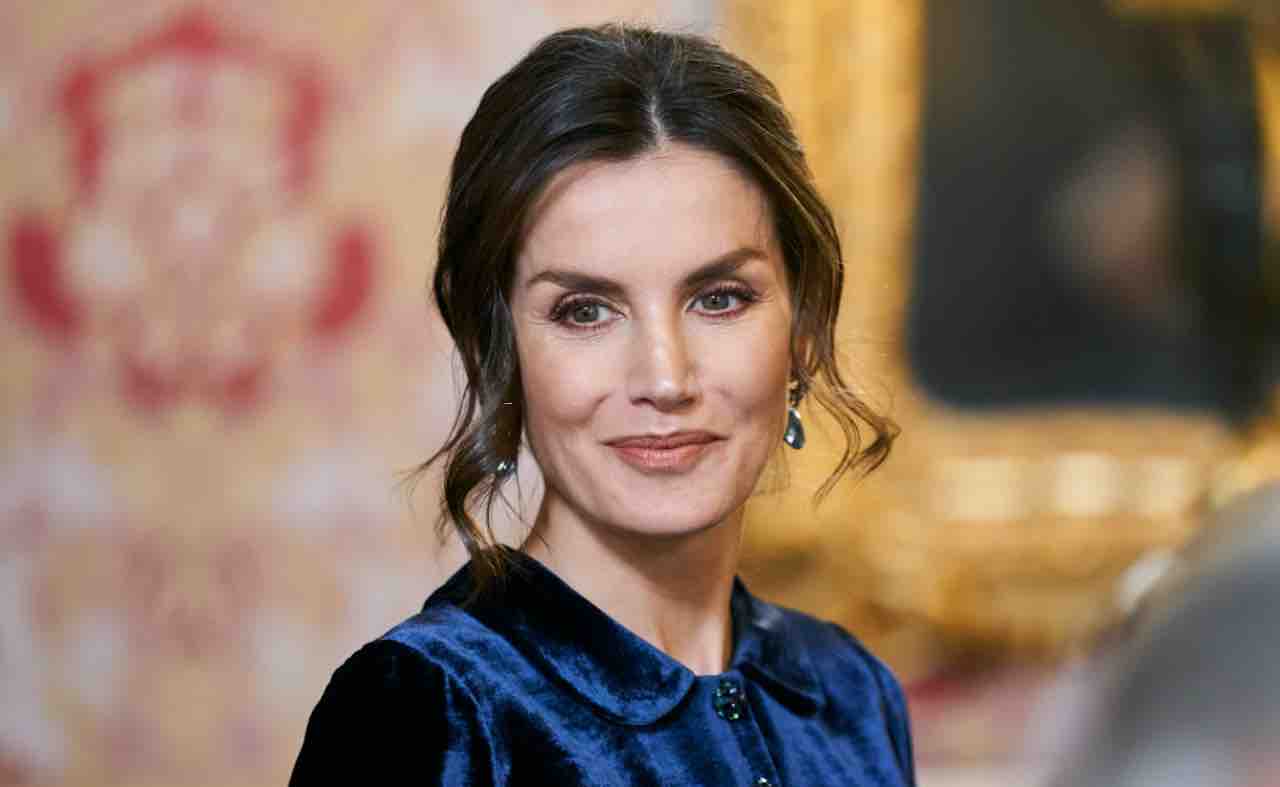 Letizia di Spagna top ajustado y botas rojas: el look loco de Reale