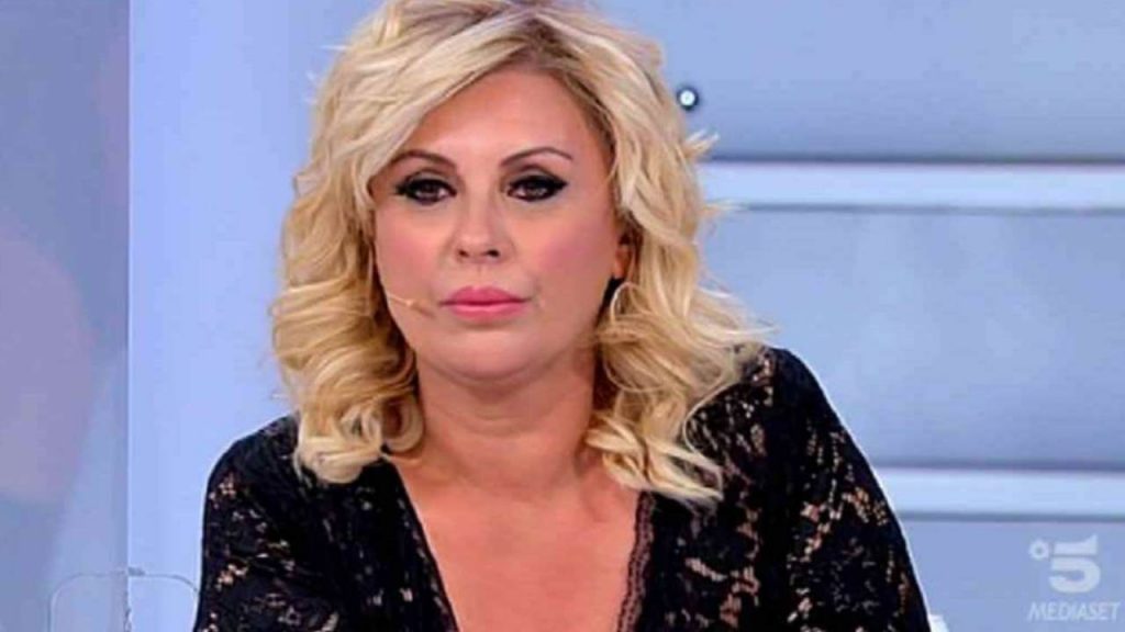 Tina versione casalinga prepara le lasagne: la Cipollari come non l’avete mai vista