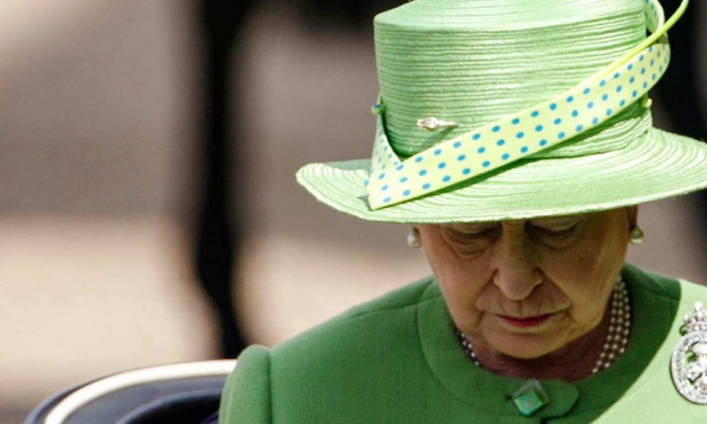 Crollo di nervi per la Regina Elisabetta: Buckingham Palace travolto dallo scandalo