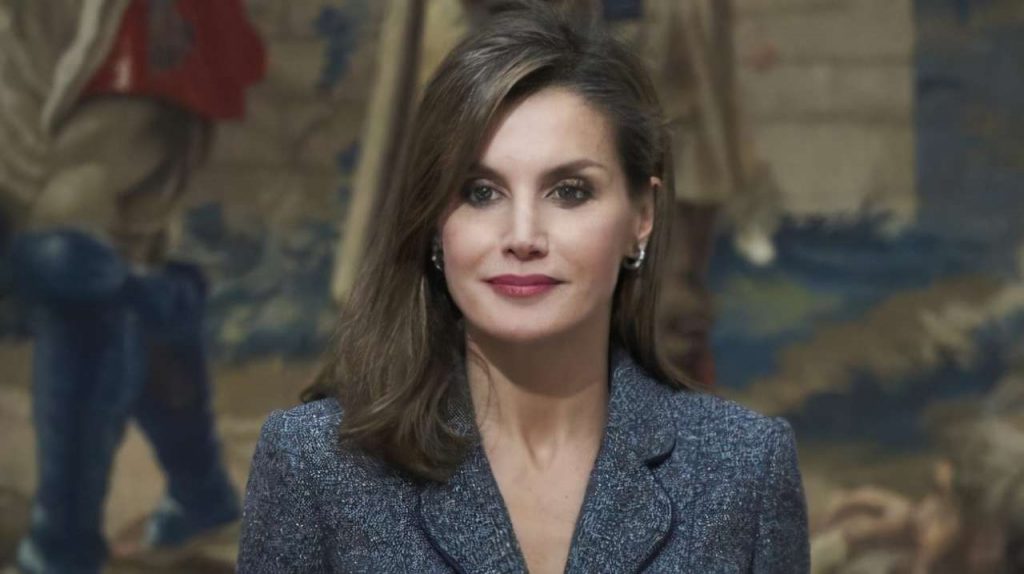 Letizia Ortiz, gonna in pelle con spacco vertiginoso: la Regina di Spagna è una bomba