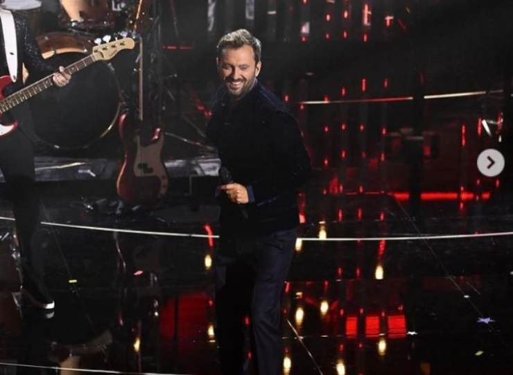 Sanremo cameramen caduto Cesare Cremonini - Solonotizie24