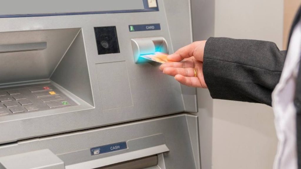 Bancomat, rischio aumento: chi paga di più