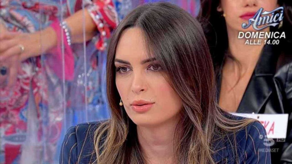 Andrea Nicole capelli rosso fuoco: il colpo di testa, la foto non convince i fan