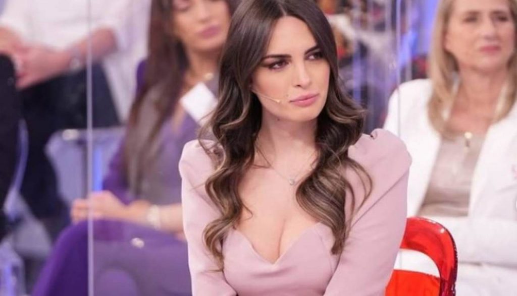 Andrea Nicole, ancora bufera per l’ex di Uomini e Donne | “Parole a vanvera”