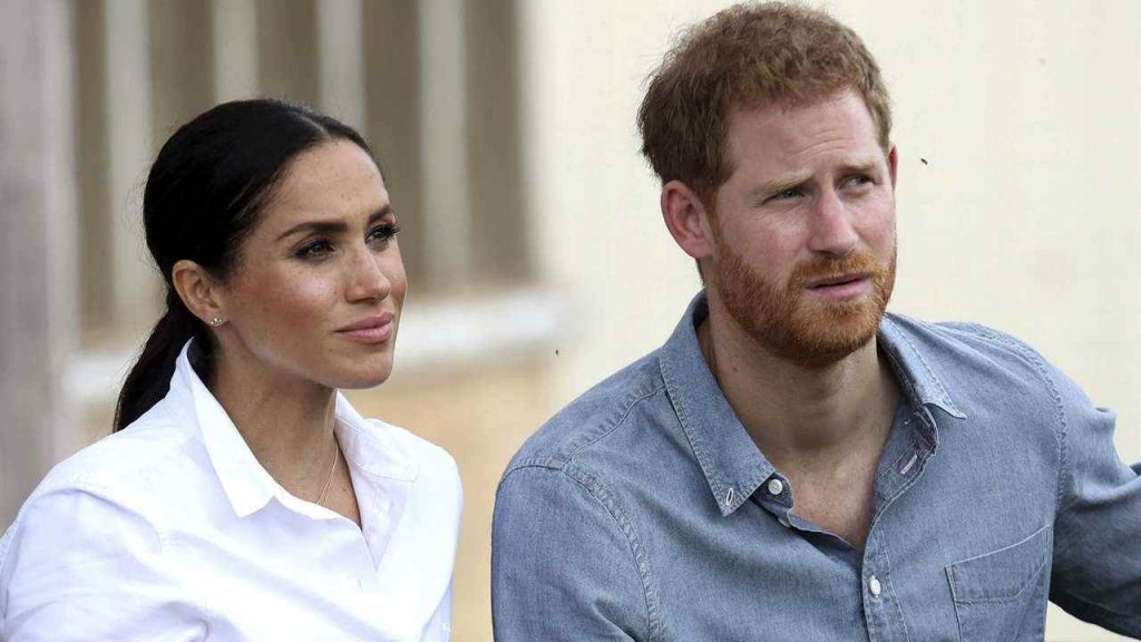 “Quando la Regina Elisabetta morirà….” Harry e Meghan pronti a farlo: il passo indietro