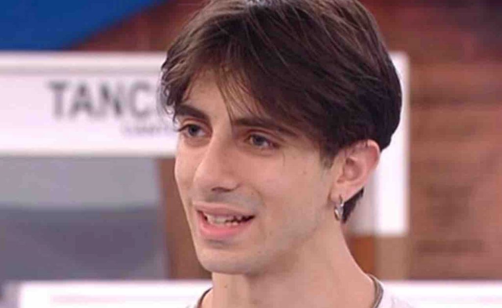 Alessandro Cavallo lo ricordate così? Dimenticatelo, il nuovo look: “Sembri Damiano dei Maneskin”