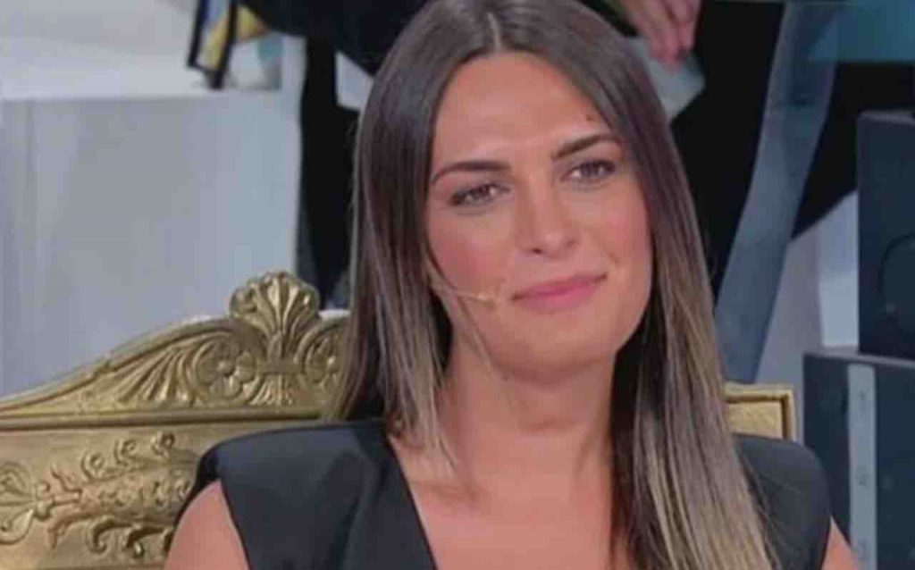 Andrea Nicole il vestitino scatena le polemiche: si vede tutto