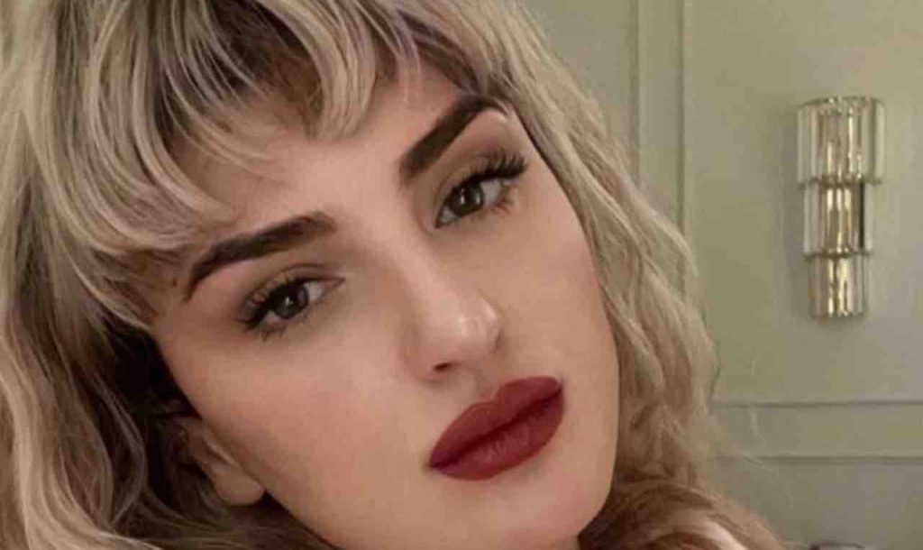 Arisa più sexy che mai: si piega, ma si vede tutto | Com’è apparsa sui social