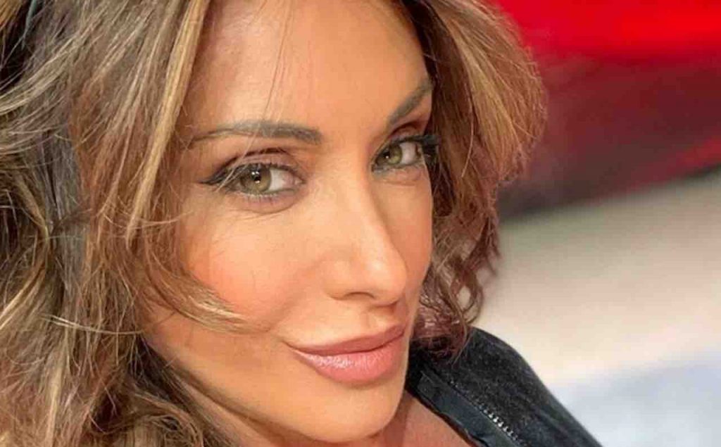 Sabrina Salerno come una ragazzina: outfit total red, fisico da urlo, capelli al vento | Lo scatto che ha conquistato i fans