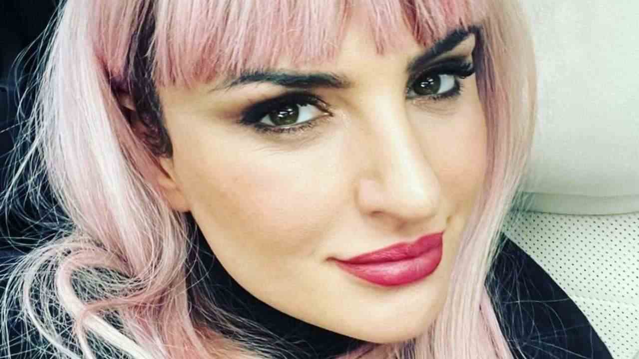 Arisa, sotto la vestaglia nulla: scorci proibiti, questa volta è da censura FOTO