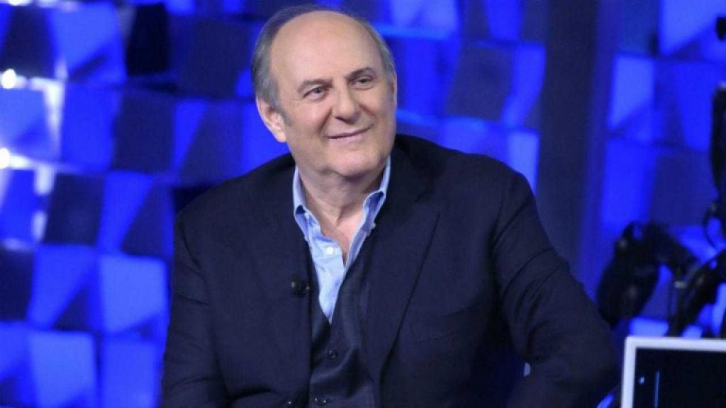 Gerry Scotti barba e capelli foltissimi: eccolo come non l’avete mai visto
