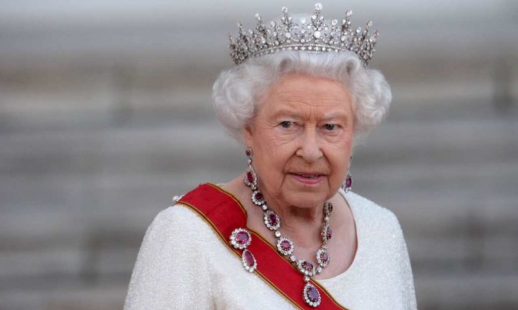La Regina Elisabetta di mostra di nuovo in pubblico irriconoscibile | Inglesi in allarme