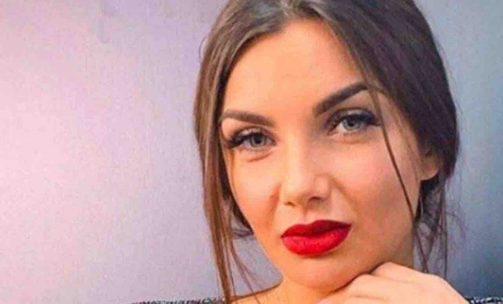 Elettra Lamborghini da censura. “Fuori tutto”: la foto al caridiopalma